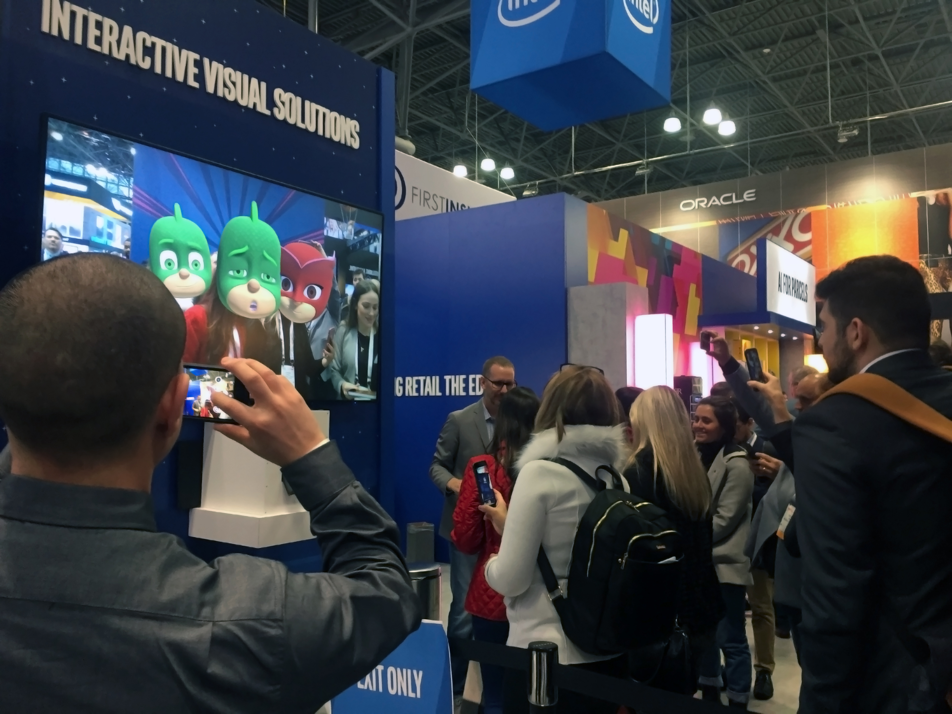 Someone_taking_a_photo_from_outside_the_booth_02.JPG